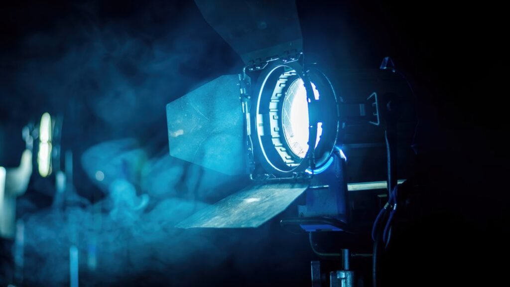 Anxo Casal Parareda Director Video Luz de estudio profesional con humo azul en set de filmación.