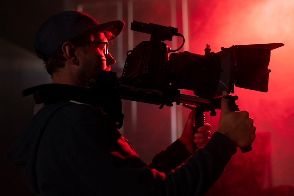 Anxo Casal Parareda Realizador Vídeo filmando con cámara profesional en ambiente de producción.