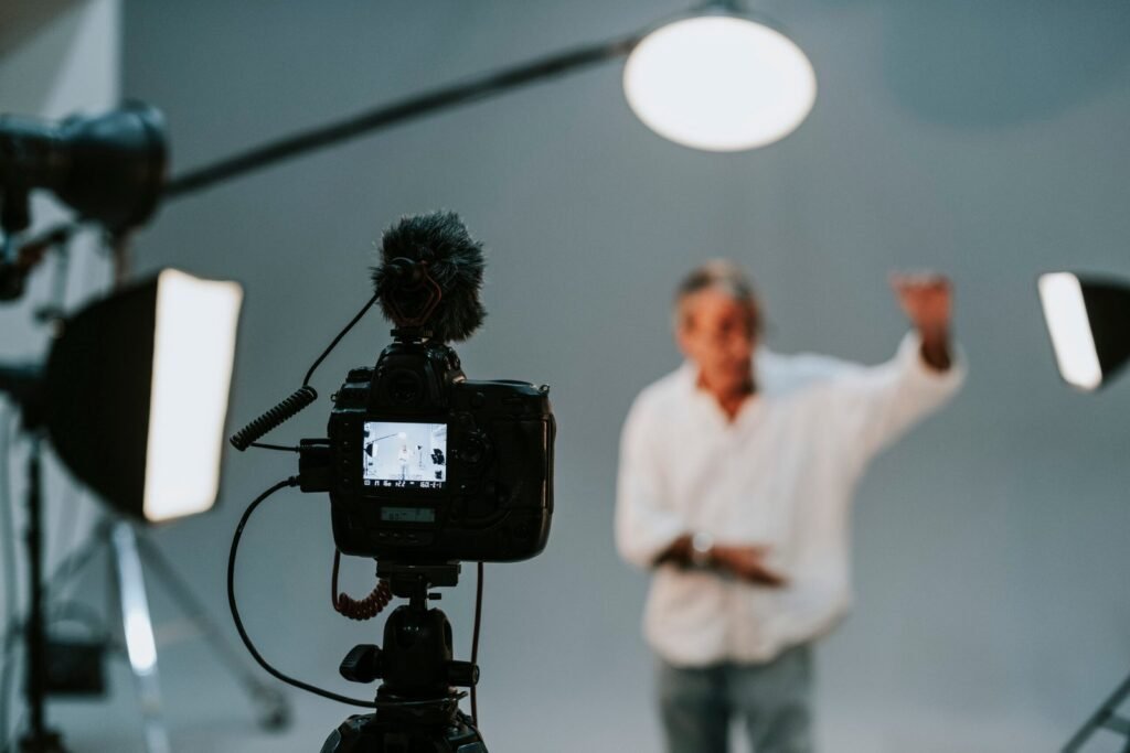 Anxo Casal Parareda Realizador Video Equipo de grabación de vídeo profesional con hombre en set de filmación.